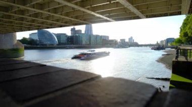 Londra 'nın Thames nehri üzerindeki panorama Londra köprüsünün altında tekneyle. Yüksek kalite 4k görüntü