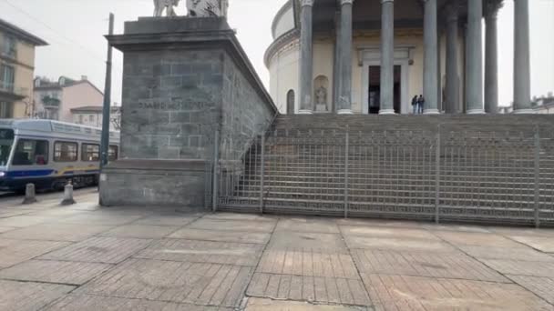 広場にあるトリノのパノラマグラン マドレ ディオ教会 高品質4K映像 — ストック動画