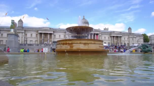 伦敦的喷泉在国家画廊前面的广场上 高质量的4K镜头 — 图库视频影像