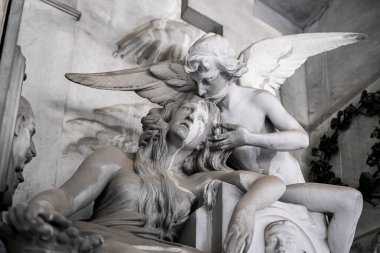 Terk edilmiş mezarlıkta ev kadını melek heykeli. Yüksek kalite fotoğraf