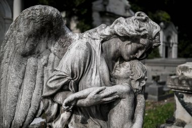 Terk edilmiş mezarlıkta ev kadını melek heykeli. Yüksek kalite fotoğraf