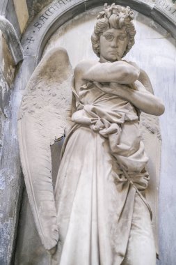 Terk edilmiş mezarlıkta ev kadını melek heykeli. Yüksek kalite fotoğraf