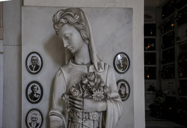 被遗弃的墓地里的悲伤女人的雕像 高质量的照片 — 图库照片