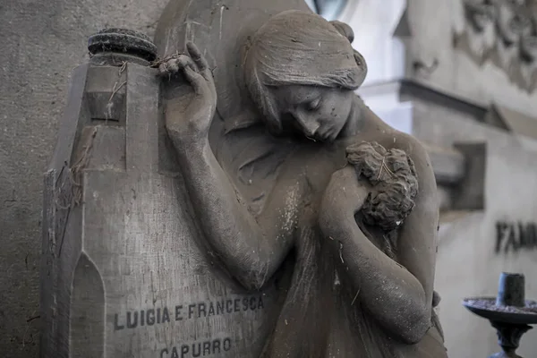 Statua Donna Triste Nel Cimitero Abbandonato Foto Alta Qualità — Foto Stock
