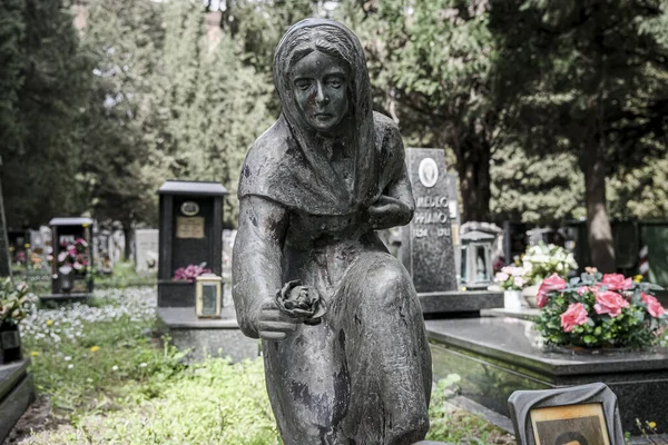 Статуя Печальной Женщины Заброшенном Кладбище Высокое Качество Фото — стоковое фото