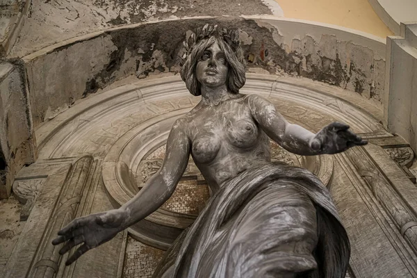 Statue Einer Frau Oben Ohne Auf Einem Verlassenen Friedhof Hochwertiges — Stockfoto