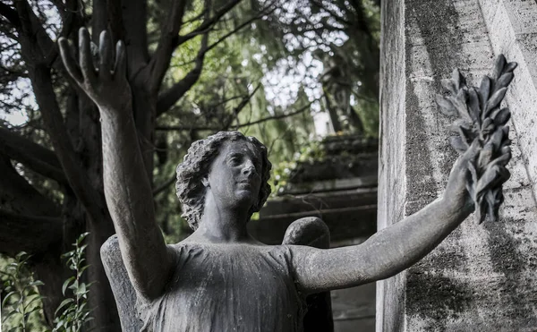 Posąg Smutnej Kobiety Opuszczonym Cmentarzu Wysokiej Jakości Zdjęcie — Zdjęcie stockowe