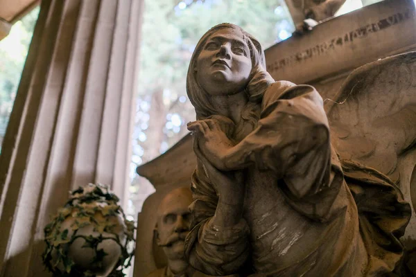 Statue Einer Traurigen Frau Auf Einem Verlassenen Friedhof Hochwertiges Foto — Stockfoto