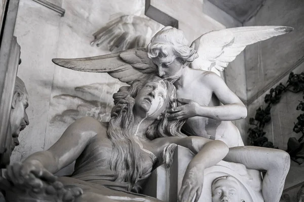 废弃公墓里的家庭主妇天使雕像 高质量的照片 — 图库照片
