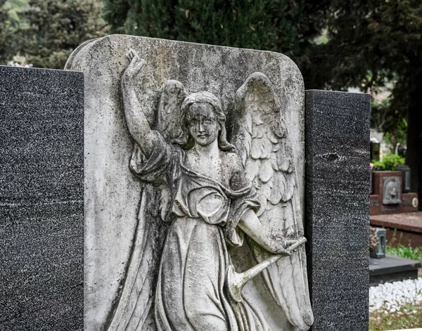 Statua Dell Angelo Casalinga Nel Cimitero Abbandonato Foto Alta Qualità — Foto Stock