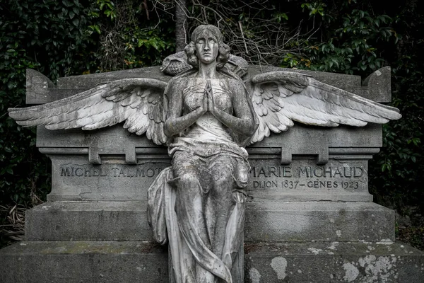 Terk Edilmiş Mezarlıkta Kadını Melek Heykeli Yüksek Kalite Fotoğraf — Stok fotoğraf