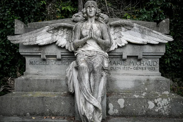 Hausfrau Engelsstatue Auf Verlassenem Friedhof Hochwertiges Foto — Stockfoto
