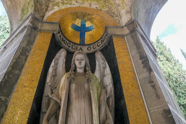 Posąg Anioła Opuszczonym Cmentarzu Wysokiej Jakości Zdjęcie — Zdjęcie stockowe