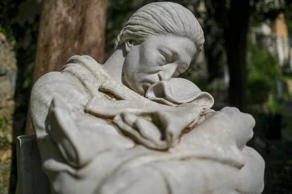Statua Donna Anziana Nel Cimitero Abbandonato Foto Alta Qualità — Foto Stock