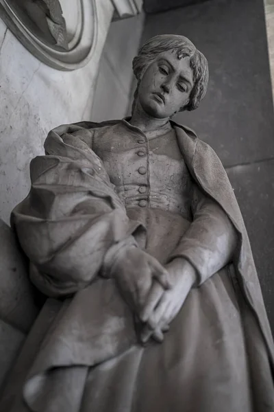 Statua Donna Anziana Nel Cimitero Abbandonato Foto Alta Qualità — Foto Stock