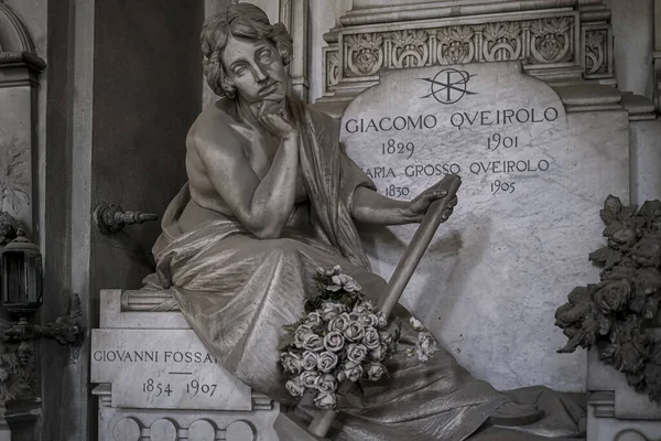 Estátua Mulher Velha Cemitério Abandonado Foto Alta Qualidade — Fotografia de Stock