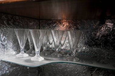 Terk edilmiş evdeki büfede duran bardaklar. Yüksek kalite fotoğraf