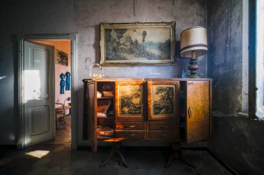 Antika mobilyalarla ve terk edilmiş evdeki resimlerle dolu bir oturma odası. Yüksek kalite fotoğraf