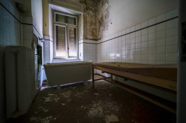 Terk edilmiş evde küveti olan banyo. Yüksek kalite fotoğraf