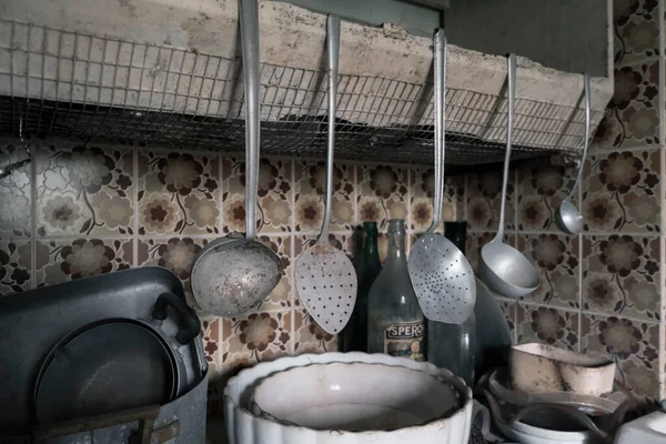 Der Verlassenen Hausküche Werkzeuge Verlassenen Haus Hochwertiges Foto — Stockfoto