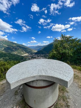 Bardonecchia masadaki yazılar dağ ve yükseklikleri gösteriyor. Yüksek kalite fotoğraf