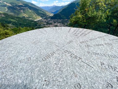 Bardonecchia masadaki yazılar dağ ve yükseklikleri gösteriyor. Yüksek kalite fotoğraf