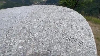 Bardonecchia masadaki yazılar dağ ve yükseklikleri gösteriyor. Yüksek kalite 4k görüntü