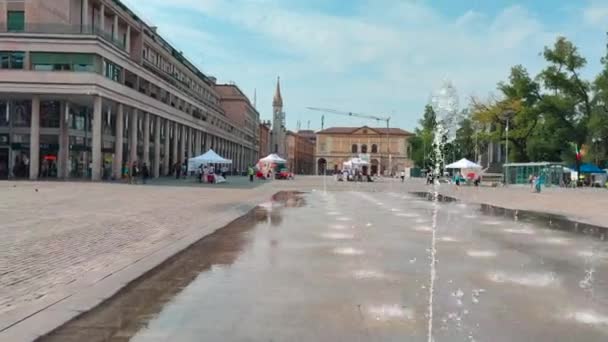 在阳光明媚的日子里带喷泉的维多利亚广场的Reggio Emilia概览 高质量的4K镜头 — 图库视频影像