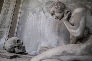 Terk edilmiş mezarlıkta ağlayan yaşlı kadın. Yüksek kalite fotoğraf