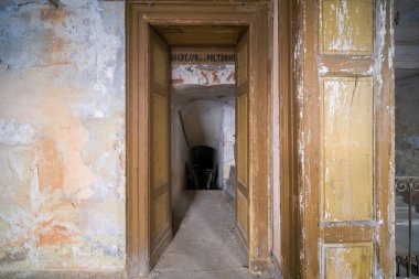 Terk edilmiş evdeki koridor girişi. Yüksek kalite fotoğraf