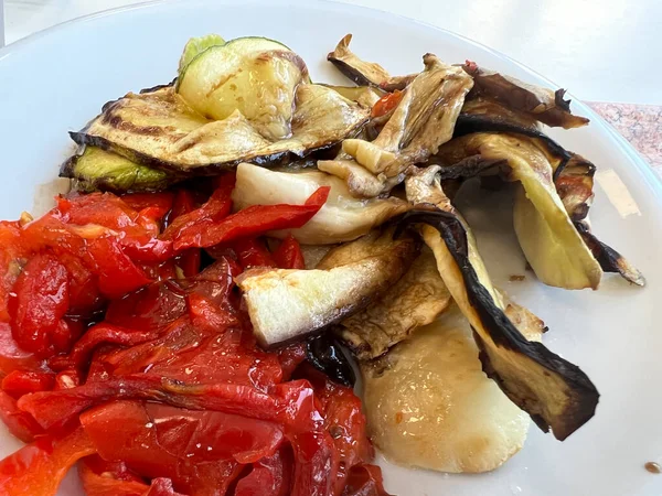 一盘烤蔬菜 配上西葫芦和辣椒 高质量的照片 — 图库照片