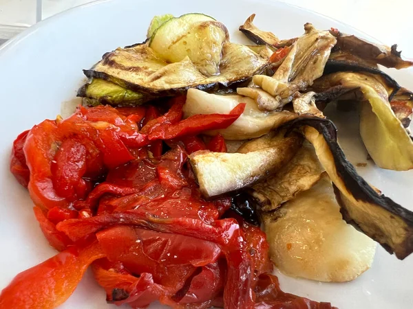一盘烤蔬菜 配上西葫芦和辣椒 高质量的照片 — 图库照片