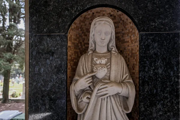 Een Madonna Standbeeld Een Verlaten Kerkhof Hoge Kwaliteit Foto — Stockfoto