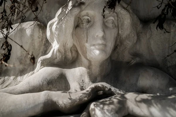 Старуха Плачет Статуя Заброшенном Кладбище Высокое Качество Фото — стоковое фото