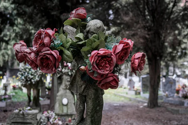 Alte Falsche Blumenrosen Die Auf Einem Verlassenen Friedhof Ruiniert Wurden — Stockfoto