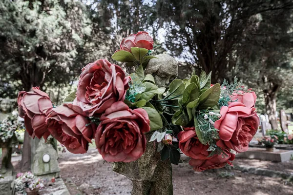 Velhas Rosas Flores Falsas Arruinadas Cemitério Abandonado Foto Alta Qualidade — Fotografia de Stock