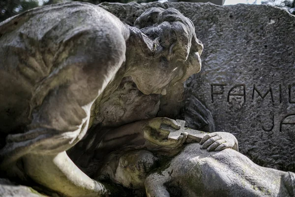 Vecchia Donna Che Piange Statua Nel Cimitero Abbandonato Foto Alta — Foto Stock