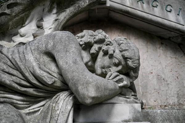 Velha Mulher Chorando Estátua Cemitério Abandonado Foto Alta Qualidade — Fotografia de Stock