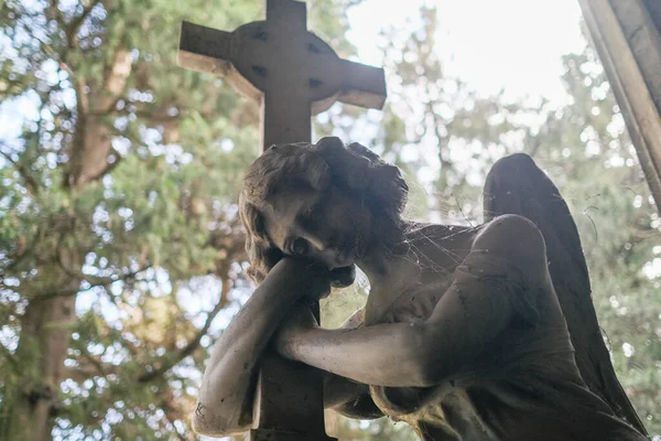 Старуха Плачет Статуя Заброшенном Кладбище Высокое Качество Фото — стоковое фото