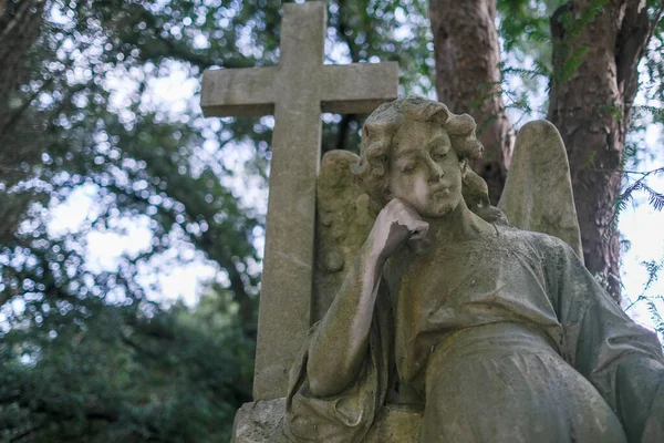 Alte Frau Weint Statue Auf Verlassenem Friedhof Hochwertiges Foto — Stockfoto