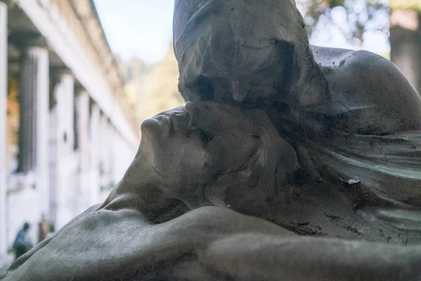 Alte Frau Weint Statue Auf Verlassenem Friedhof Hochwertiges Foto — Stockfoto