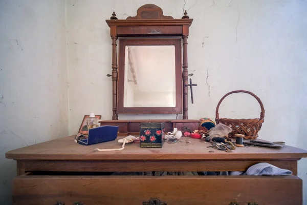 Cômoda Quarto Com Espelho Casa Abandonada Foto Alta Qualidade — Fotografia de Stock
