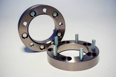 Beyaz arka planda araba tekerleği ayarlayıcıları. Yüksek kalite fotoğraf