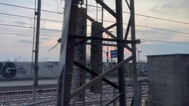 Vysokorychlostní Vlak Odjíždí Stanice Při Západu Slunce Vysoce Kvalitní Záběry — Stock video