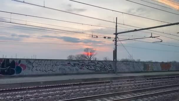 Höghastighetståg Lämnar Stationen Vid Solnedgången Högkvalitativ Film — Stockvideo