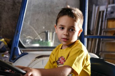Traktördeki güzel çocuk. Yüksek kalite fotoğraf