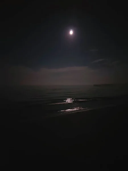 Luz Lua Cheia Refletindo Sobre Ondas Mar Foto Alta Qualidade — Fotografia de Stock