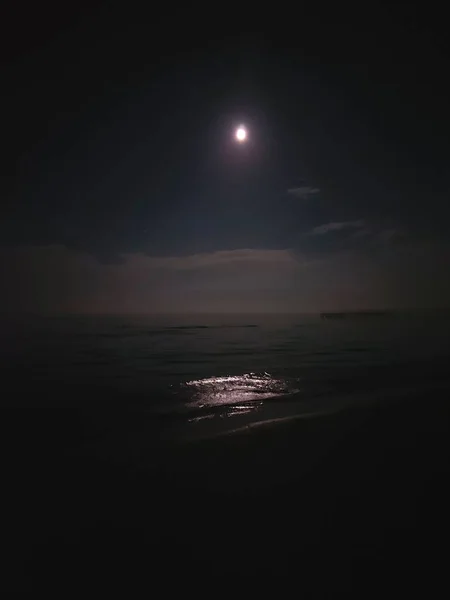 Dolunayın Işığı Denizin Dalgalarını Yansıtıyor Yüksek Kalite Fotoğraf — Stok fotoğraf