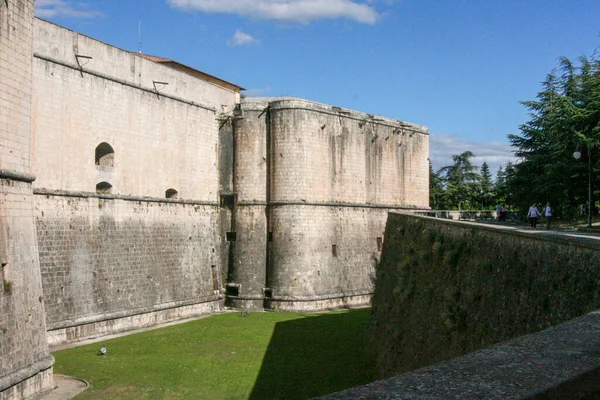 Castillo Aquila Murallas Exteriores Foso Italia Foto Alta Calidad —  Fotos de Stock