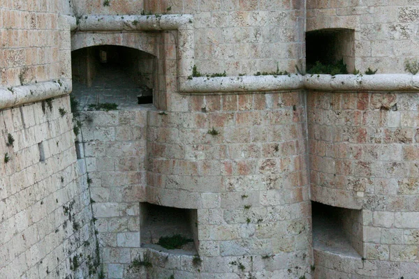 Aquila Kalesi 'nin dış duvarları ve İtalya' daki hendek. Yüksek kalite fotoğraf